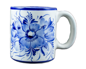 Caneca lisa em faiança pintada à mão motivo flor azul