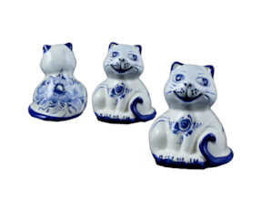 Gato em faiança pintado à mão motivo flor azul