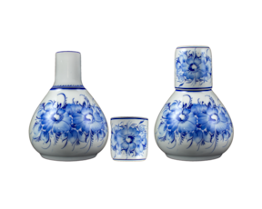 Conjunto garrafa e copo em faiança pintada à mão motivo flor azul