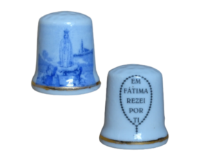 Dedal em porcelana decorado azul motivo Nossa Senhora de Fátima