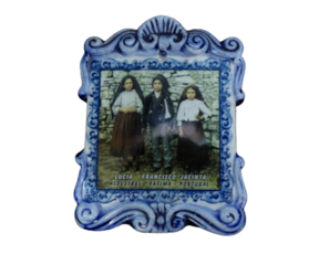 Placa quadrada com pé em faiança decorada motivo os três pastorinhos de Fátima