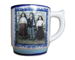 Caneca decorada em faiança pastorinhos de Fátima