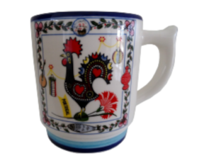 Caneca decorada em faiança motivo galo de Barcelos