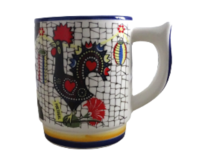 Caneca decorada em faiança motivo galo de Barcelos