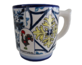 Caneca decorada em faiança motivo galo de Barcelos 