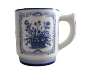 Caneca decorada em faiança motivo cesto flores azul