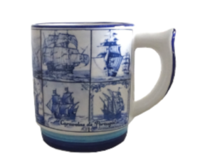 Caneca decorada em faiança motivo caravelas
