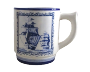 Caneca decorada em faiança motivo caravela
