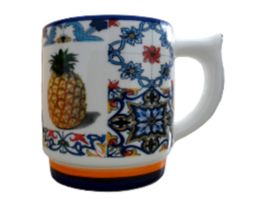 Caneca decorada em faiança motivo ananás