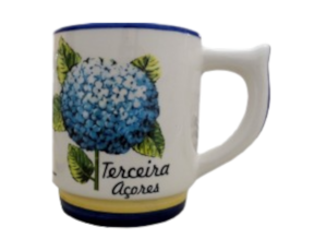 Caneca decorada em faiança motivo hortênsia
