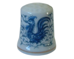 Dedal em porcelana decorado motivo galo de Águeda tom azul