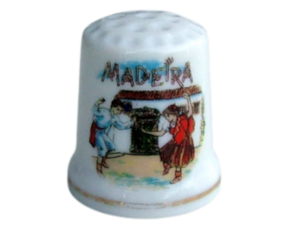 Dedal em porcelana decorado motivo bailinho