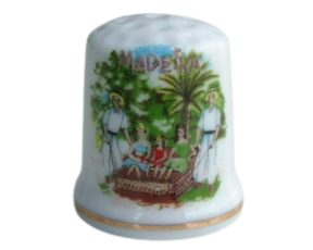 Dedal em porcelana decorado motivo carro vime
