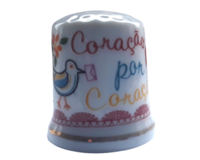 Dedal em porcelana decorado motivo lenço dos namorados