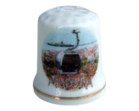 Dedal em porcelana decorado motivo teleférico ilha da Madeira