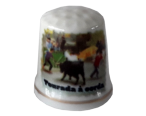 Dedal em porcelana decorado motivo tourada à corda