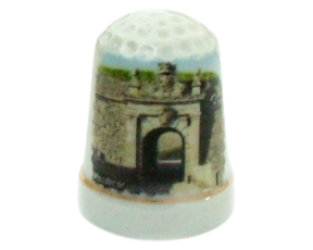 Dedal em porcelana decorado motivo Valença