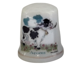 Dedal em porcelana decorado motivo vaquinha