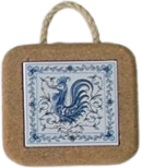 Azulejo com cortiça (com corda) decorado Galo de Águeda azul 7.5x7.5cm