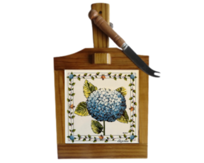 Tábua de queijo em madeira envernizada com azulejo decorado 15x15 cm motivo Hortênsia 