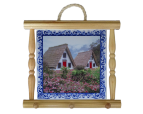 Suporte de panos em madeira natural com azulejo 10x10 cm motivo casa santana