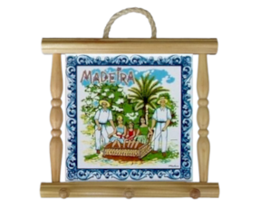 Suporte de panos em madeira natural com azulejo 10x10 cm motivo carro de vimes