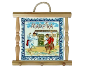Suporte de panos em madeira natural com azulejo decorado 10x10 cm motivo bailinho