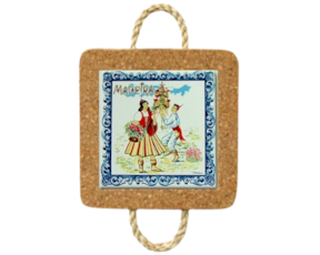 Base de cortiça com corda e azulejo decorado 10x10 cm motivo brinquinho