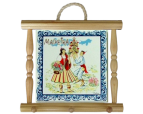 Suporte de panos em madeira natural  com azulejo 10x10 cm motivo brinquinho