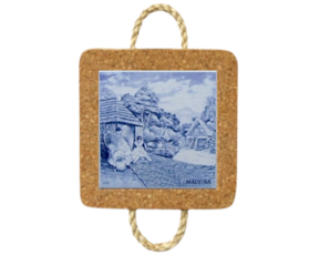Base de cortiça com corda e azulejo decorado 10x10 cm motivo bordadeira