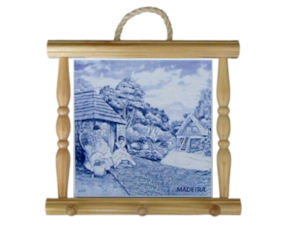 Suporte de panos em madeira natural com azulejo 10x10 cm motivo bordadeira
