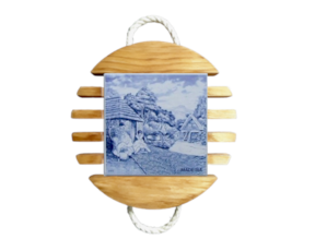 Base de tacho em madeira natural com azulejo decorado 10x10 cm motivo bordadeira