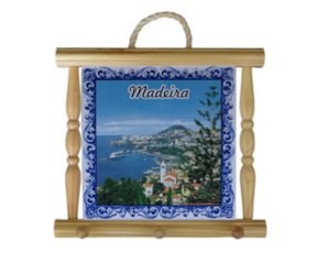 Suporte de panos em madeira natural com azulejo decorado 10x10 cm motivo São Gonçalo