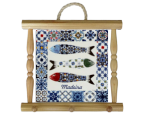 Suporte de panos em madeira natural com azulejo decorado 10x10 cm motivo sardinhas