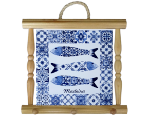 Suporte de panos em madeira natural com azulejo decorado 10x10 cm motivo sardinhas azul
