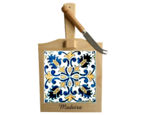 Tábua de queijo em madeira natural com azulejo decorado 10x10 cm padrão 20 madeirense