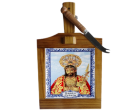 Tábua de queijo em madeira envernizada com azulejo decorado 10x10 cm motivo santo cristo