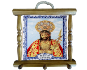 Suporte de panos em madeira envernizada com azulejo decorado 10x10 cm motivo santo cristo