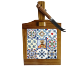 Tábua de queijo em madeira envernizada com azulejo decorado 10x10 cm multi-padrão santo cristo