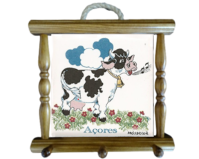 Suporte de panos em madeira envernizada com azulejo decorado 15x15 cm motivo vaquinha