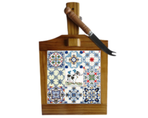 Tábua de queijo em madeira envernizada com azulejo decorado 10x10 cm multi-padrão vaquinha