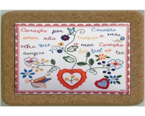 Azulejo com cortiça (sem corda) decorado lenço dos namorados 15x20cm