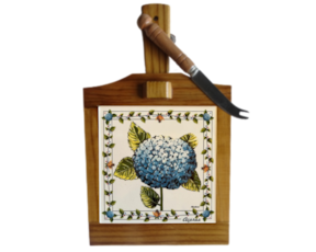 Tábua de queijo em madeira envernizada com azulejo decorado 10x10 cm motivo hortênsia