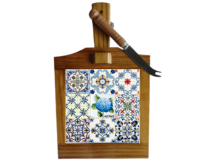 Tábua de queijo em madeira envernizada com azulejo decorado 10x10 cm multi-padrão hortênsia 