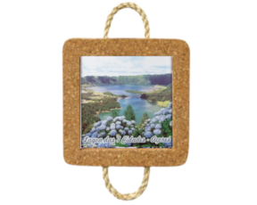 Base de cortiça com corda e azulejo decorado 10x10 cm motivo lagoa das 7 cidades