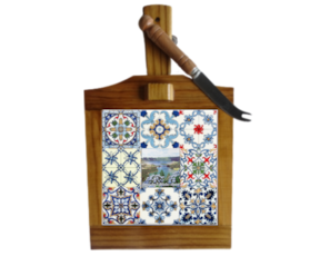 Tábua de queijo em madeira envernizada com azulejo decorado 15x15 cm multi-padrão lagoa das 7 cidades