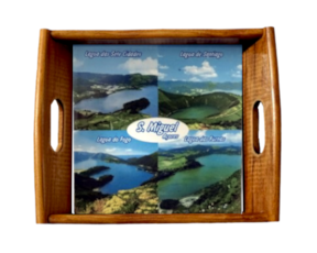 Tabuleiro asa lisa em madeira envernizada com azulejo decorado 15x15 cm motivo São Miguel - 4 lagoas