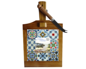 Tábua de queijo em madeira envernizada com azulejo decorado 10x10 cm multi-padrão furnas