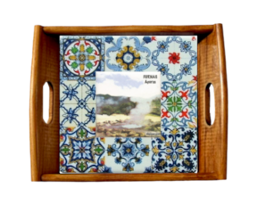 Tabuleiro asa lisa em madeira envernizada com azulejo decorado 15x15 cm motivo furnas