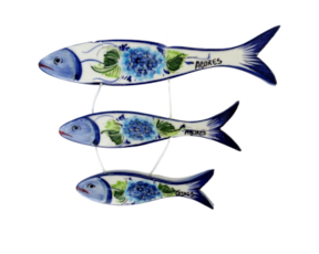 Sardinha decorativa espalmada em faiança pintada à mão motivo hortênsia 